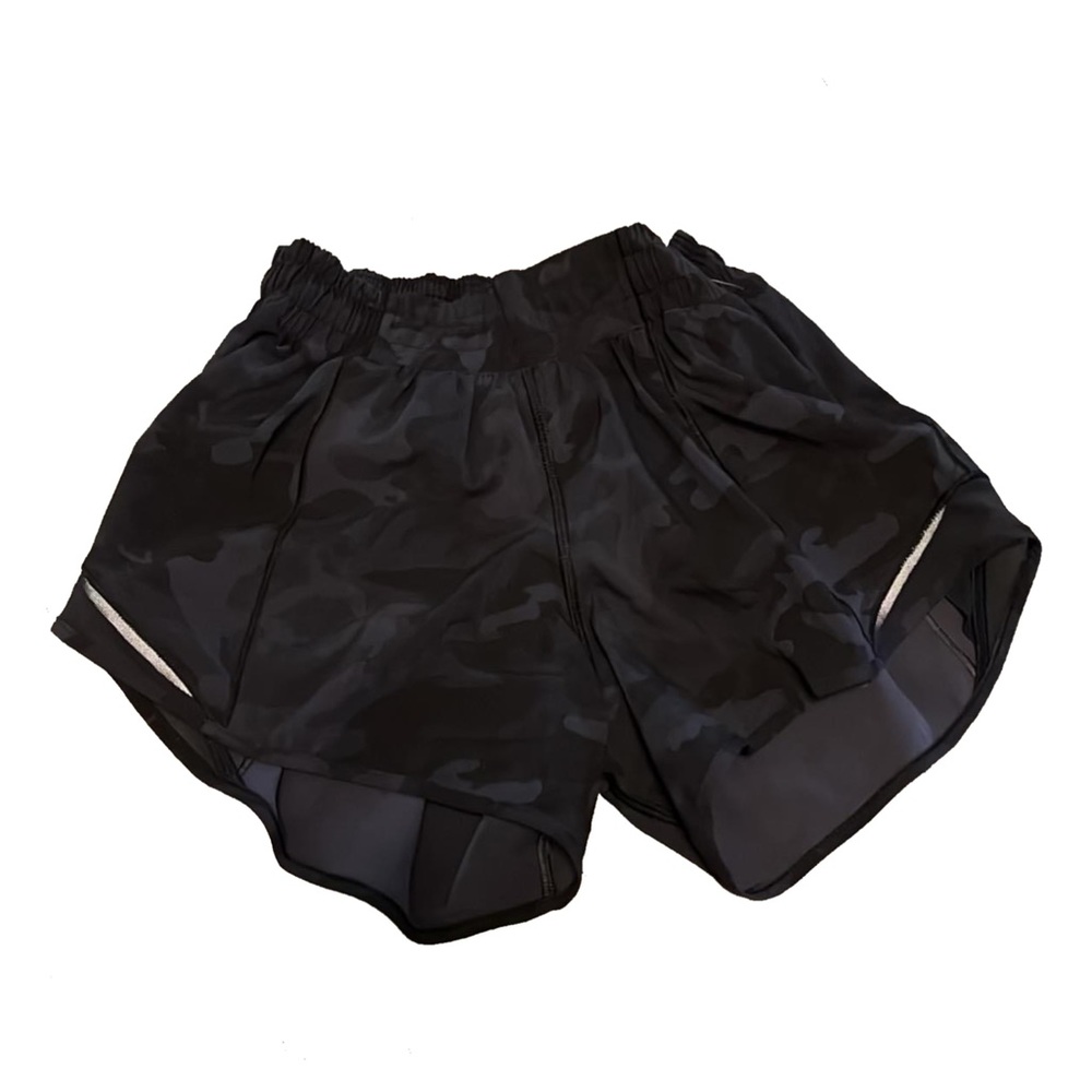 lululemon black camo hotty hot 2.5" shorts 🖤